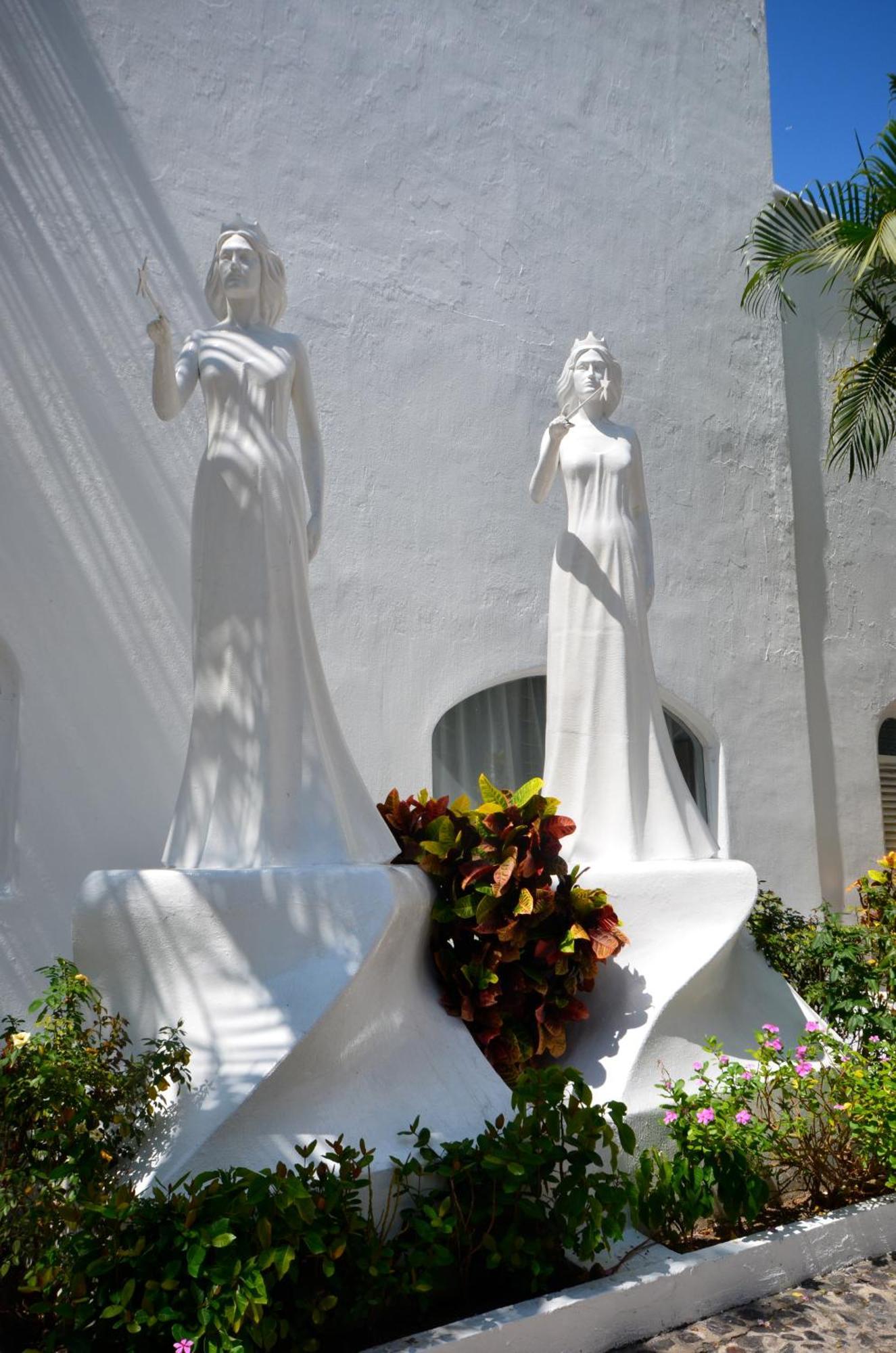 Las Hadas By Brisas Мансанильо Экстерьер фото The two statues of the Virgin Mary