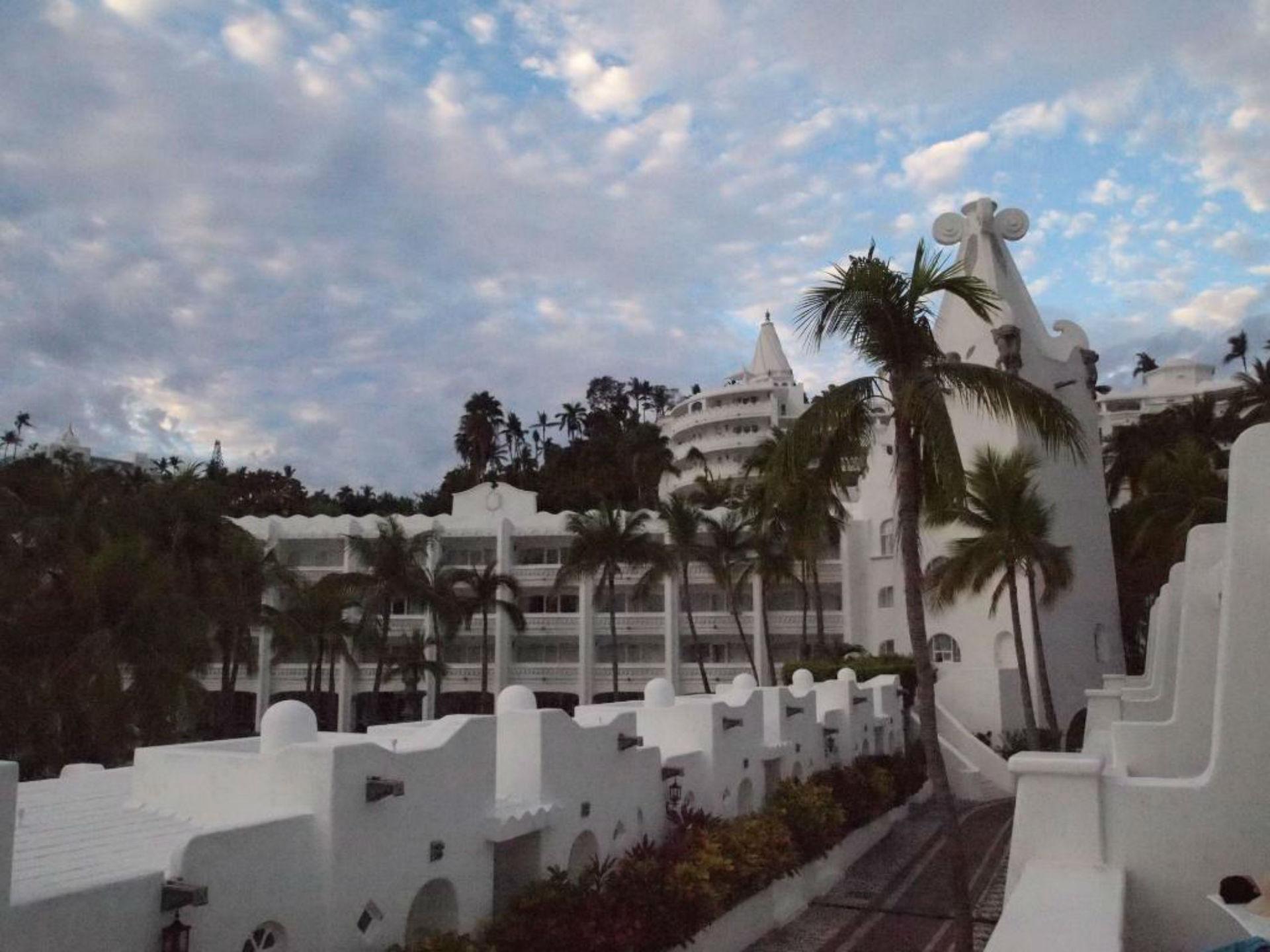 Las Hadas By Brisas Мансанильо Экстерьер фото The hotel at sunset