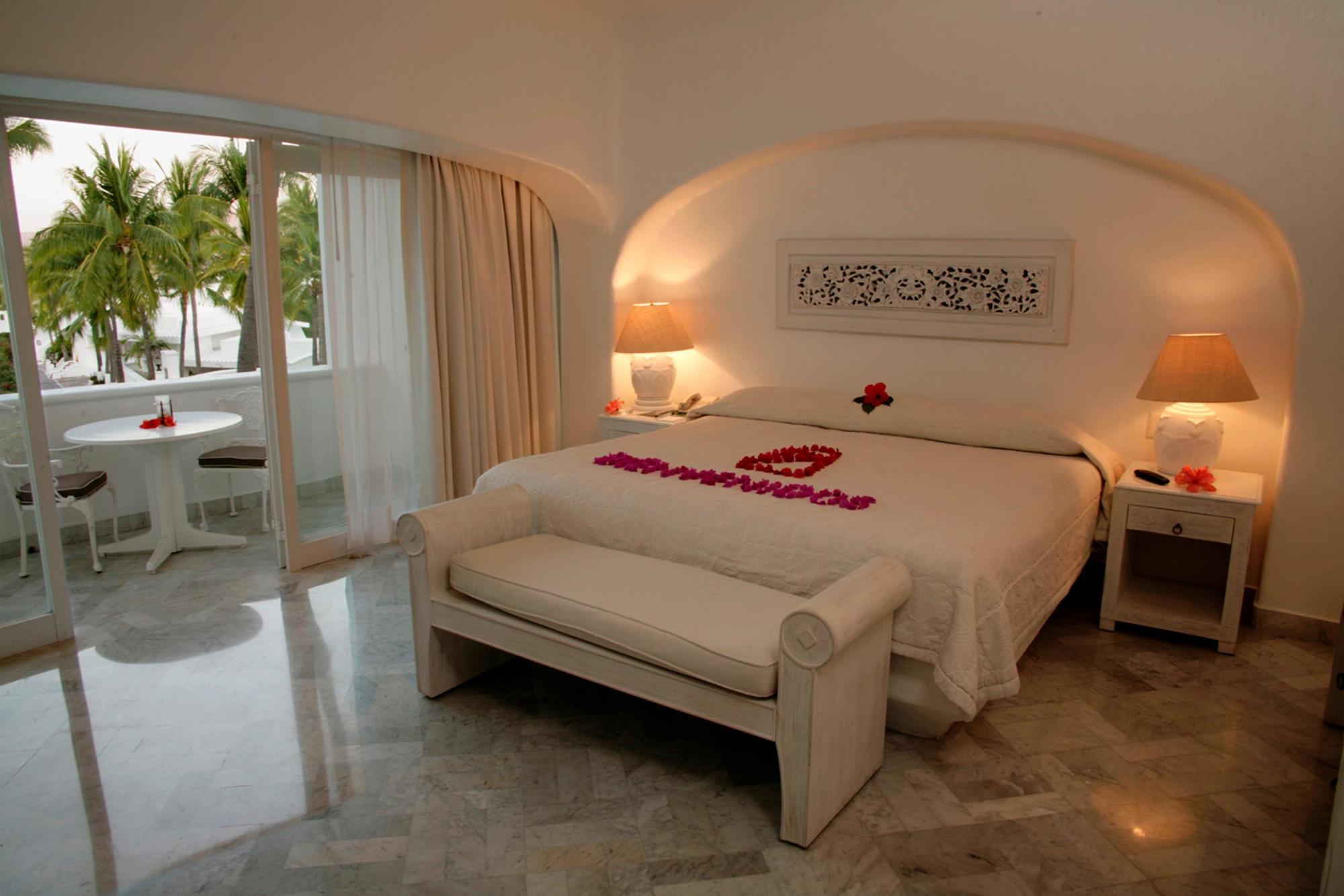 Las Hadas By Brisas Мансанильо Экстерьер фото A bedroom at the resort